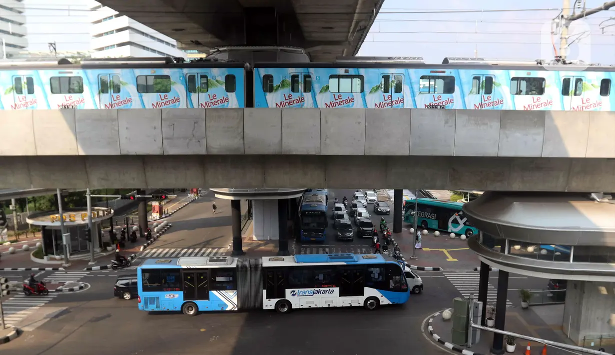 MRT dan bus TransJakarta melintas di Jakarta, Kamis (11/8/2022). Gubernur DKI Jakarta Anies Baswedan menetapkan paket tarif integrasi untuk layanan transportasi umum massal yakni TransJakarta, MRT, dan LRT dengan plafon maksimum satu kali perjalanan sebesar Rp 10 ribu. (Liputan6.com/Herman Zakharia)