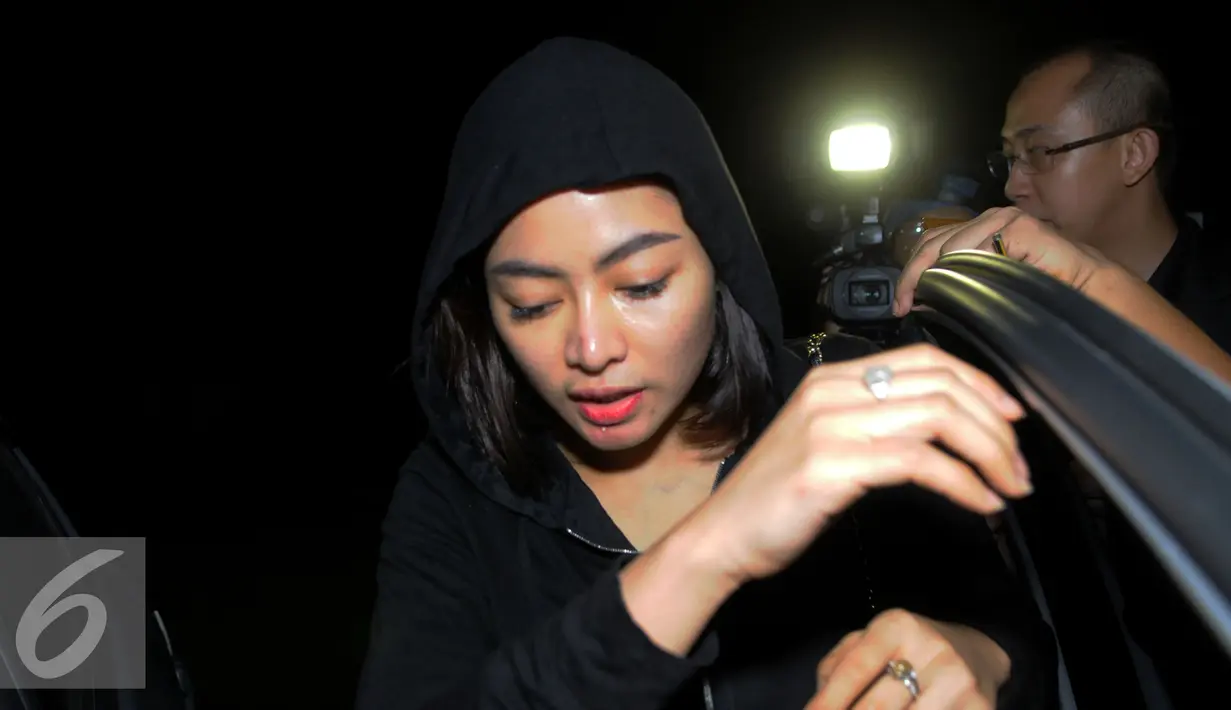 Vitalia Shesya usai menjalani proses assesment di Kantor BNN, Jakarta, Rabu(15/7/2015).  Dari hasil pemeriksaan tersebut Vitalia Shesya dinyatakan positif memakai Narkoba. (Liputan6.com/Faisal R Syam)