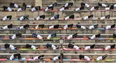 Personel Pasukan Keamanan Perbatasan (BSF) mengambil bagian dalam sesi yoga pada Hari Yoga Internasional di perbatasan Attari-Wagah antara India dan Pakistan di pinggiran kota Amritsar pada tanggal 21 Juni 2025. (Narinder NANU/AFP)