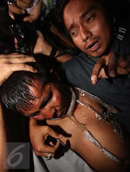 Tersangka R ditangkap pada Rabu siang di rumah kontrakan milik Kimley, Jalan Kalong, RT 08 RW 02, Kelurahan Bojong Rawalumbu, Kecamatan Rawalumbu, Kota Bekasi, Jawa Barat, Rabu (28/12/2016). (Liputan6.com/Herman Zakharia)