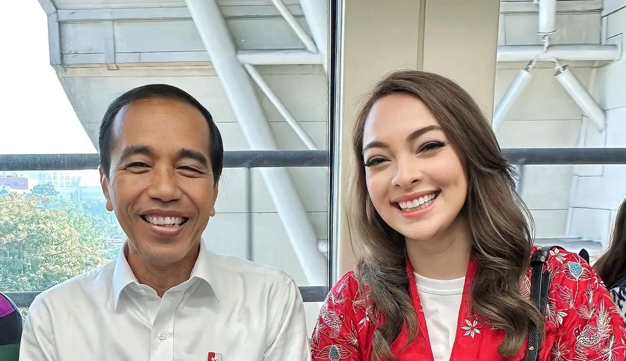 Rheisa Broto Asmoro kenakan outfit semi formal dengan t-shirt, outer batik merah, dan jeans [@reisabrotoasmoro]