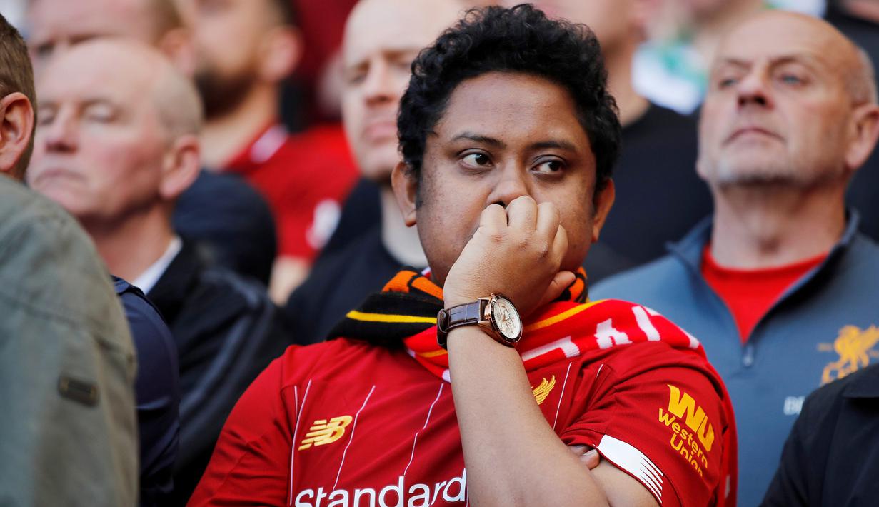 Pendukung Liverpool terlihat sedih saat pertandingan melawan Wolverhampton Wanderers pada lanjutan Liga Inggris di stadion Anfield (12/5/2019). Liverpool gagal meraih juara Liga Inggris untuk pertama kalinya sejak 1990 karena Manchester City menang atas Brighton 4-1. (Reuters/Phil Noble)