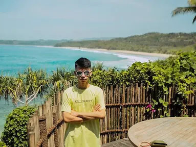 Sosok Dimas Ramadhan mendadak viral usai parasnya dianggap mirip dengan Raffi Ahmad. Setelah bertemu dengan ayah Rafatahr tersebut, ia pun diajak liburan ke Nihi, Sumba. (Liputan6.com/IG/@dimas_baam)