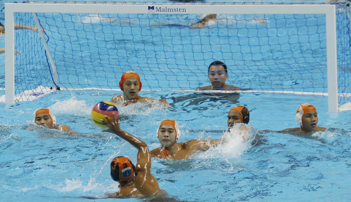 Atlet polo air beraksi di kejuaraan Indonesia Open Aquatic Championship di Stadion Akuatik SUGBK,  Jakarta, Jumat (8/12/2017). Kejuaraan  tersebut sekaligus merupakan tes event cabang akuatik Asian Games 2018. (Bola.com/M Iqbal Ichsan)