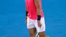 Petenis Spanyol, Rafael Nadal bereaksi setelah kehilangan satu poin atas Dominic Thiem dari Austria pada perempat final Australia Terbuka di Melbourne, Australia, Rabu (29/1/2020). Dengan kekalahan ini, paceklik gelar Nadal di Australia Terbuka berlanjut. (AP Photo/Dita Alangkara)