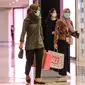 Pengunjung membawa kantong belanja dari kertas saat mengunjungi Mall Grand Indonesia, Jakarta, Rabu (1/7/2020). Hari pertama larangan penggunaan kantong plastik di Jakarta, pusat perbelanjaan ini menerapkan penggunaan kantong belanja ramah lingkungan (KBRL). (Liputan6.com/Faizal Fanani)