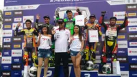 Tommy Richard Orlando naik podium pertama untuk kelas RX King Tune Up ajang Yamaha Cup Race (YCR) 2019 seri Boyolali, Minggu (28/4/2019). (Bola.com/Vincentius Atmaja)