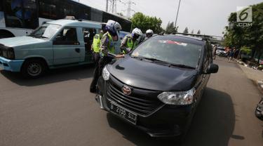Polisi Tilang Kendaraan Pribadi yang Pasang Rotator