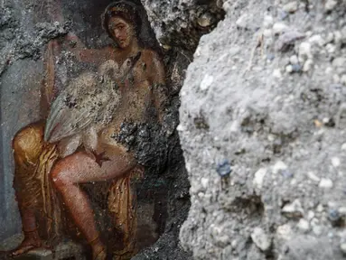 Lukisan "Leda and the Swan" ditemukan di reruntuhan kota kuno Pompeii, Italia 19 November 2018. Lukisan erotis itu menggambarkan seorang  wanita  dengan angsa di kamar tidur Pompeii kuno. (CESARE ABBATE/PRESS OFFICE OF THE POMPEII ARCHAEOLOGICAL PARK/AFP)