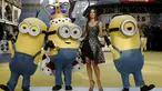 Aktris Sandra Bullock berpose dengan trio karakter Minions di World Premier film "Minions" di London, Kamis (11/6/2015). (REUTERS/Luke MacGregor)