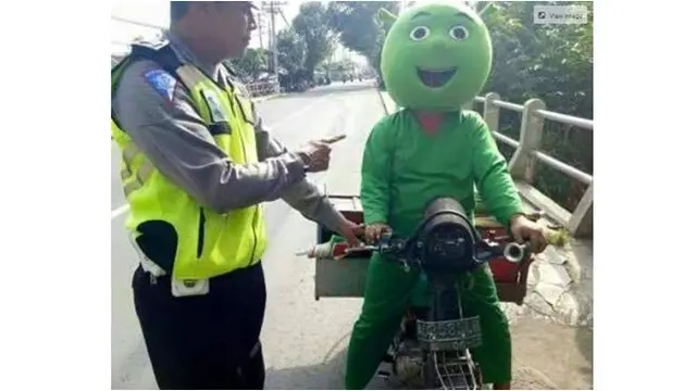 5 Tingkah Orang Hindarin Panas di Perempatan yang Kocak Banget