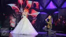 Penampilan duet Syahrini dengan Bian Gindas dalam acara The Biggest Concert Princess Syahrini "Dream Big" di studio 6 Emtek City, Jakarta, Jumat (29/1). Konser tersebut menghadirkan beberapa bintang ternama. (Liputan6.com/Faizal Fanani)