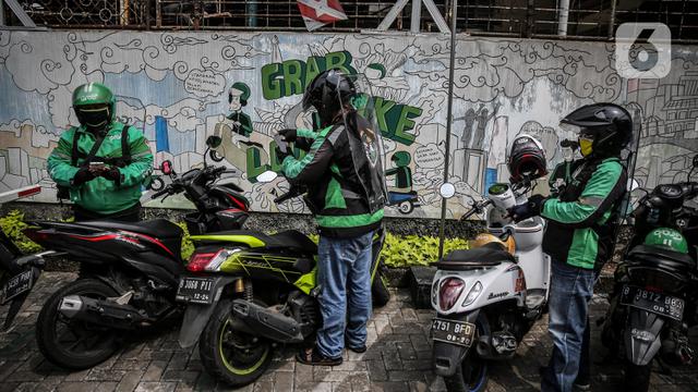 Ojek Online Gunakan Pelindung Pembatas Antar Penumpang