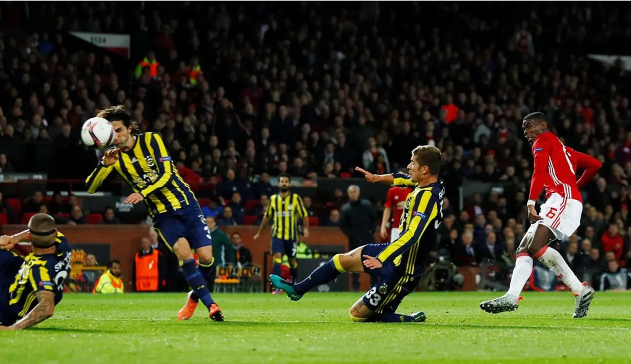 Paul Pogba mencetak gol keduanya ke gawang Fenerbahce dalam laga Grup A Liga Europa di Stadion Old Trafford, Manchester, Jumat (21/10/2016). (Action Images via Reuters/Jason Cairnduff)