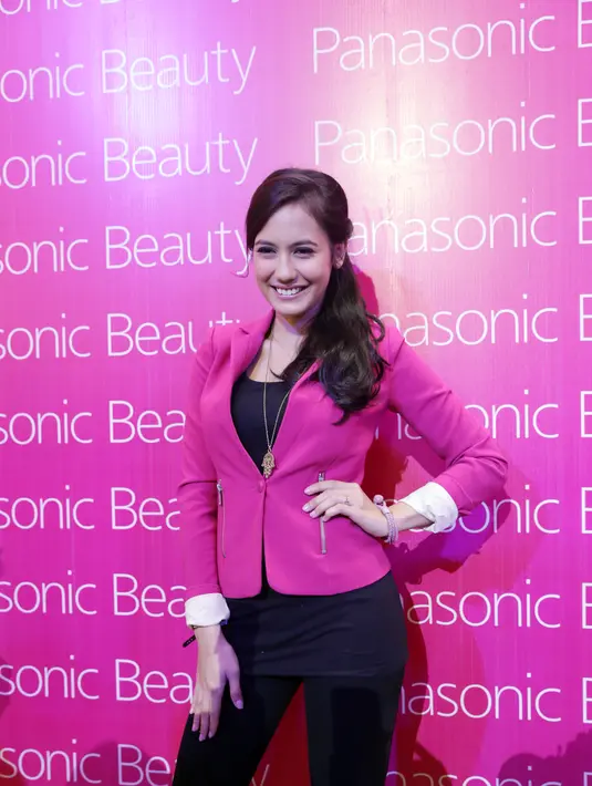 Aktris cantik berdarah campuran Inggris dan Banjar ini memiliki kiat tersendiri dalam merawat kecantikan kulitnya. Ia memilih madu serta putih telur sebagai jurus jitu untuk menjaga kecantikan dirinya. (Andy Masela/Bintang.com)