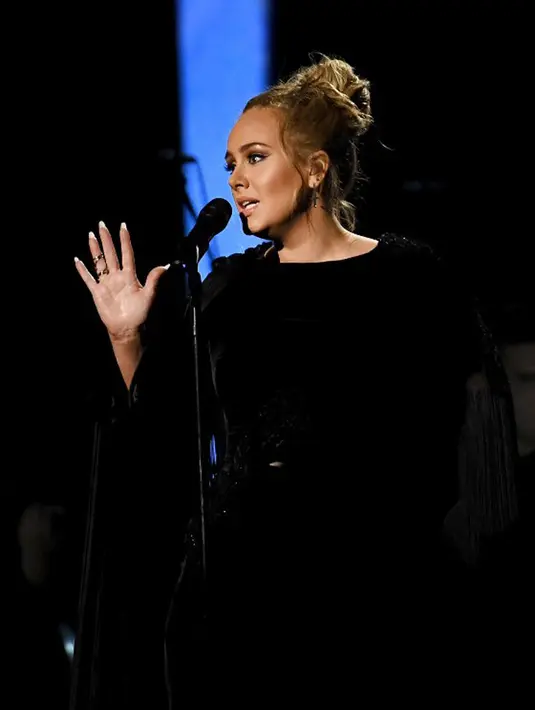 Grammy Awards 2017 diselenggarakan pada Minggu (12/2/2017) di Staples Center, Los Angeles, berhasil menghadirkan Adele sebagai penampil pertama dan membuat suasana menjadi sangat meriah dengan suaranya yang menggelegar. (AFP/Bintang.com)