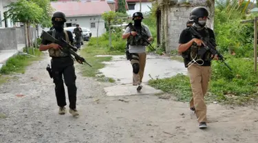 Polisi menemukan 2 senjata api laras panjang jenis M16 dan sebuah senapan rakitan di lokasi baku tembak antara polisi dan kelompok bersenjata di Pegunungan Sakina Jaya, Kabupaten Parigi Moutong, Sulawesi Tengah, Jumat 3 April 2015, yang menewaskan sa...