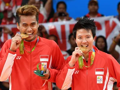 Ganda campuran Indonesia, Tontowi Ahmad/Liliyana Natsir, merebut medali emas Olimpiade Rio de Janeiro 2016 setelah mengalahkan pasangan Malaysia, Chan Peng Soon/Goh Liu Ying, pada partai final di Riocentrio, Rabu (17/8/2016) WIB. (AFP/Goh Chai Hin)
