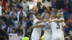 Para pemain Real Madrid merayakan gol yang dicetak Karim Benzema ke gawang West Ham pada laga La Liga di Stadion Santiago Bernabeu, Spanyol, Sabtu (5/12/2015). Madrid menang 4-1. (AFP Photo/Curto De La Torre)