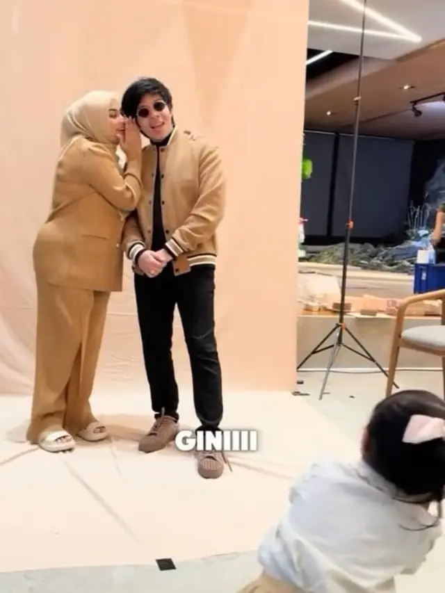 Potret Ameena saat jadi pengarah gaya pemotretan Aurel dan Atta Halilintar (Sumber: Instagram/@attahalilintar)