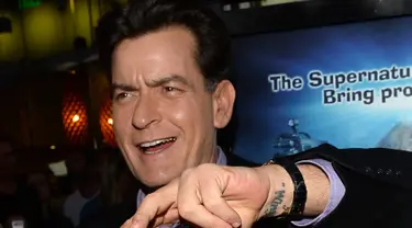 Charlie Sheen saat akan menonton pemutaran perdana "Scary Movie 5" di Hollywood, AS. (11/4/2013). Dalam acara televisi Today yang disiarkan NBC pada Selasa (17/11/2015) Charlie Sheen mengaku mengidap HIV. (AFP Photo)