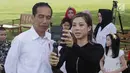 Presiden Joko Widodo bersama konten kreator XYZ 2018, Jennifer Bachdim di Istana Bogor, Minggu (22/4). Jokowi meminta tips untuk meningkatkan subscribe serta cara membuat vlog yang menarik. (Liputan6.com/Angga Yuniar)