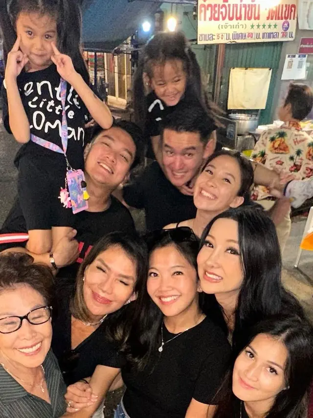 8 Potret Seru Lucinta Luna dengan Keluarga Boy William, Dianggap Saudara Sendiri