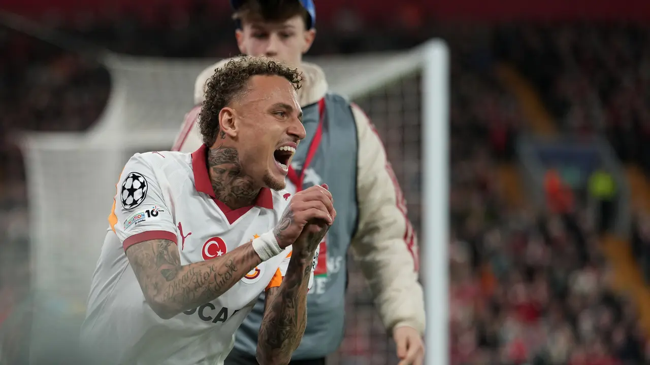 Noa Lang kesakitan usai jempolnya cedera di laga Liverpool vs Galatasaray di leg kedua babak 16 besar Liga Champions 2025/2026 di Anfield, Kamis (19/03/2026) dini hari WIB.