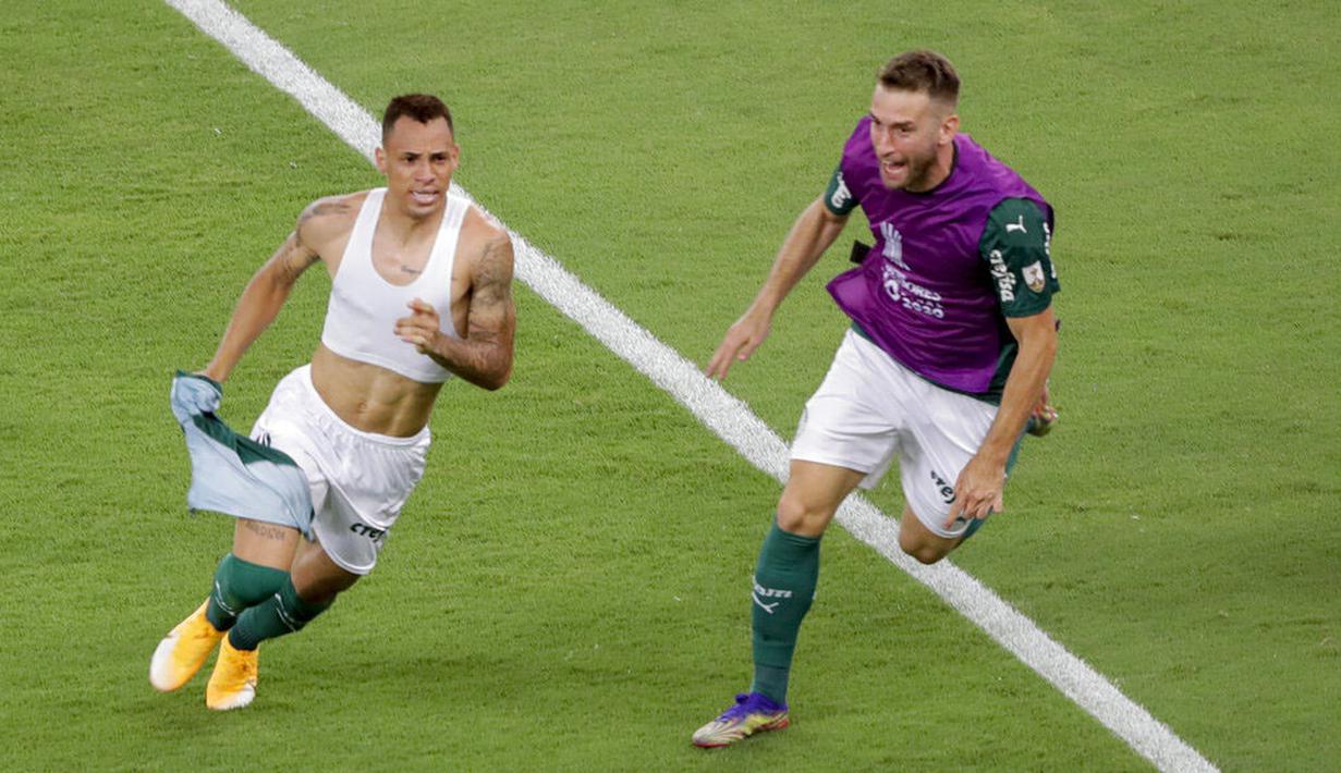 Pemain Palmeiras, Breno Lopes, melakukan selebrasi usai mencetak gol ke gawang Santos pada laga final Copa Libertadores di Stadion Maracana, Minggu (31/1/2021). Palmeiras menang dengan skor 1-0. (AP Photo/Silvia Izquierdo)