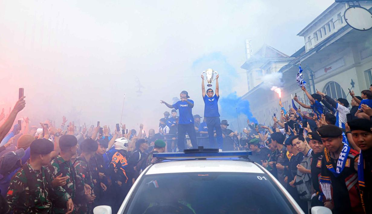 Tim dan ofisial Persib Bandung menyapa warga saat konvoi juara BRI Super League 2025/2026 di Bandung, Jawa Barat, Minggu (24/5/2026). (Bola.com/Bagaskara Lazuardi)