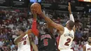 Pemain Chicago Bulls, Bobby Portis (5) mencoba melewati adangan para pemain Miami Heat pada laga NBA basketball game, di American Airlines Arena, Miami, (29/3/2018). Heat menang 103-92. (AP/Joel Auerbach)
