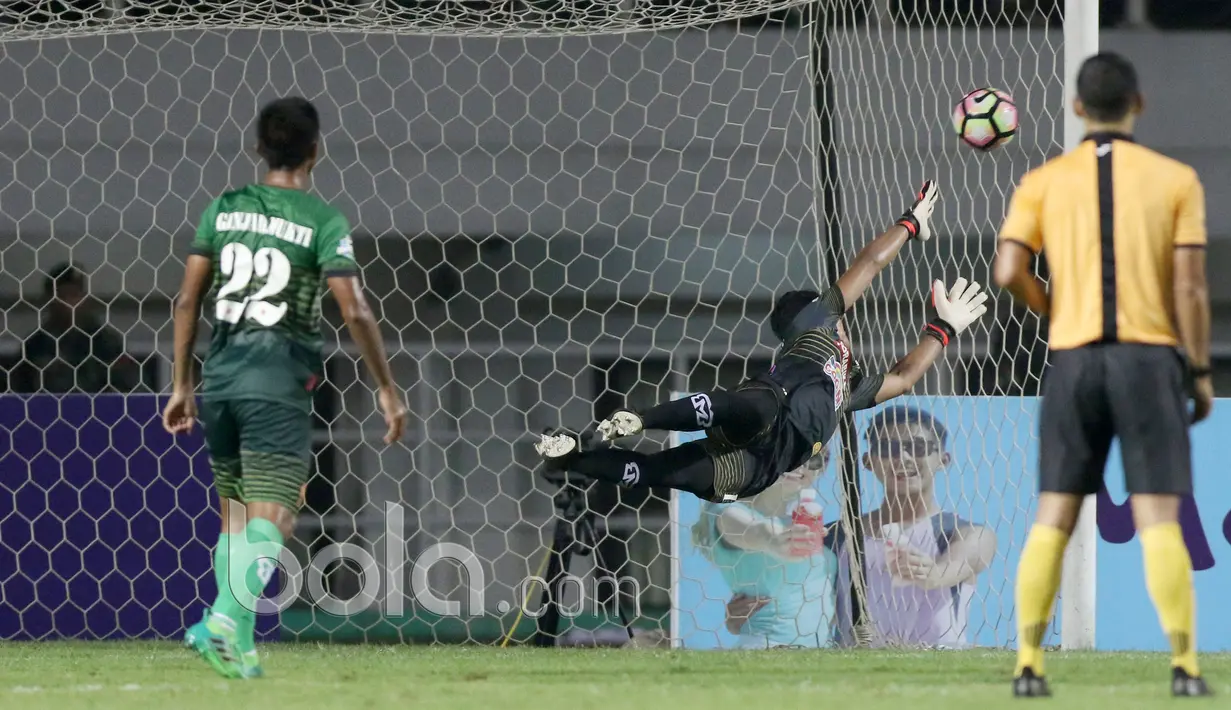 Kiper PS TNI, Teguh Amiruddin tak mampu menjangkau bola yang masuk ke gawangnya saat melawan Persija pada laga Liga 1 2017 di Stadion Pakansari, Bogor, (8/6/2017). (Bola.com/Nicklas Hanoatubun)