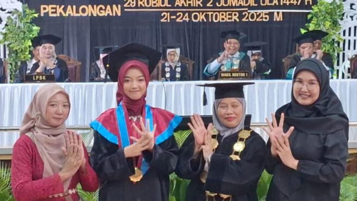 Perjuangan Ika Rizki, Gadis Pekalongan yang Jadi Wisudawan Tuli Pertama di Kampusnya