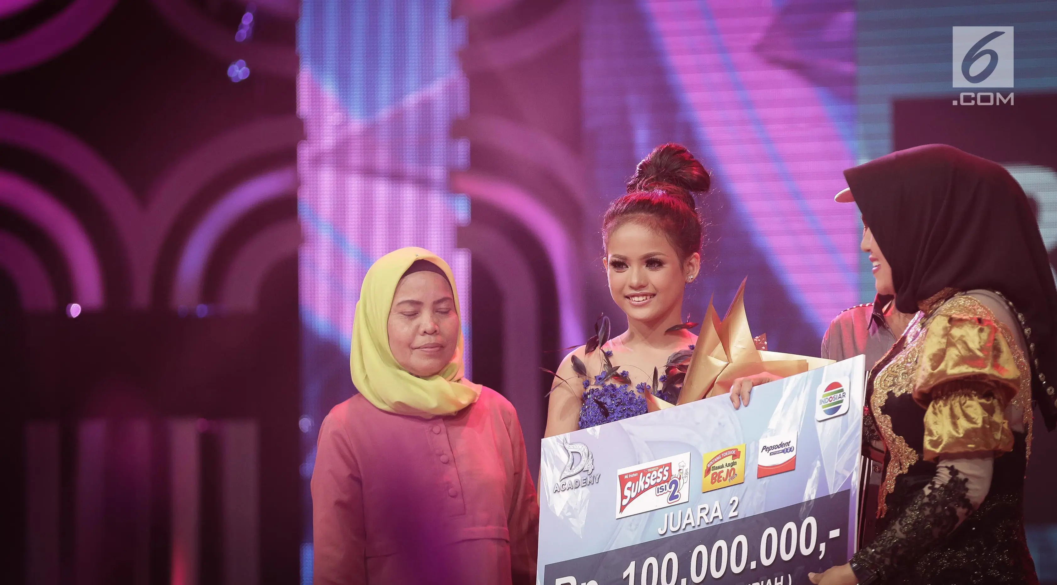 Ekspresi Putri usai dinobatkan sebagai juara dua Dangdut Academy 4 atau D'Academy 4 di Studio 5 Indosiar, Jakarta, Jumat (19/5). Sedangkan Putri di juara kedua akan mendapatkan hadiah uang tunai sebesar Rp 100 juta. (Liputan6.com/Faizal Fanani)