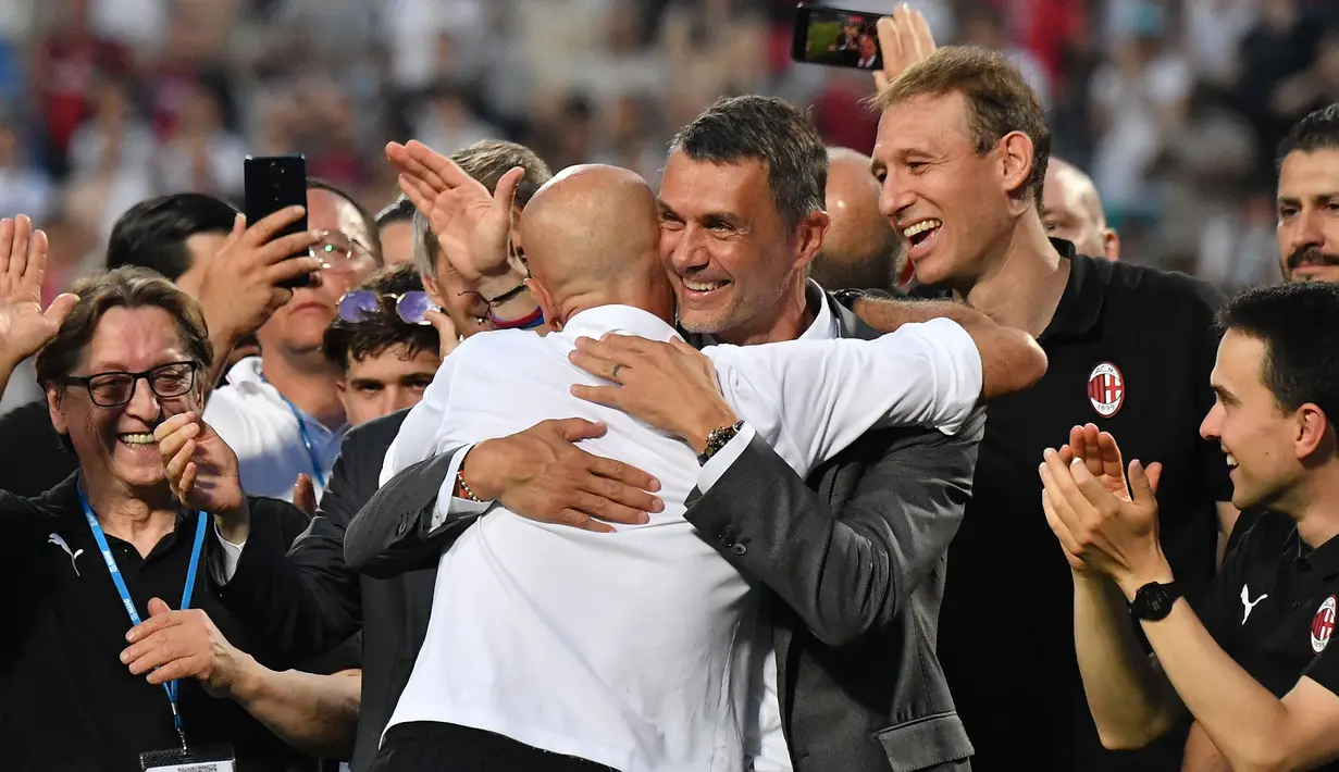 Direktur Olahraga AC Milan, Paolo Maldini (kanan) memeluk pelatih kepala AC Milan, Stefano Pioli setelah memenangkan Liga Italia 2021/2022 di Stadion Mapei-Citta del Tricolore di Sassuolo pada 22 Mei 2022. (AFP/Tiziana Fabi)