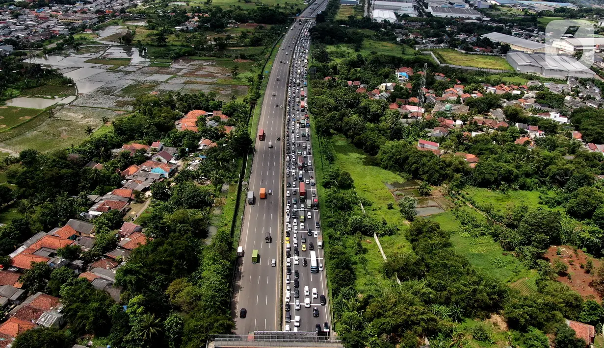 <p>Pantauan udara kemacetan di gerbang masuk tol Cikupa, Tangerang, Banten, Kamis (28/4/2022). Memasuki H-4 Hari Raya Idulfitri 1443 H atau Lebaran 2022, kendaraan pemudik dengan menggunakan kendaraan pribadi mengular di pintu tol Cikupa arah Merak. Kemacetan terjadi kurang lebih hingga dua km meter. (Liputan6.com/Angga Yuniar)</p>
<p> </p>