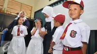 Sejumlah murid saat beraktivitas di hari pertama sekolah di SD Gunung 01, Jakarta, Senin (18/7). Menteri Pendidikan dan Kebudayaan Menghimbau para orang tua untuk mengantar anak-anaknya di hari pertama sekolah. (Liputan6.com/Gempur M Surya)