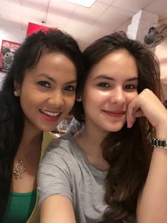 6 Potret Steffi Zamora dan Ibunda, Bak Kakak Adik