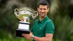 Petenis Serbia Novak Djokovic berpose dengan Norman Brookes Challenge Cup usai menjuarai Australian Open 2023 di Taman Government House, Melbourne, Australia, 30 Januari 2023. Novak Djokovic menjuarai Australian Open 2023 setelah mengalahkan Stefanos Tsitsipas asal Yunani pada laga final. (AP Photo/Mark Baker)