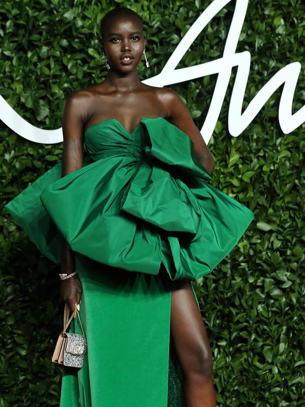 Model Sudan Selatan-Australia, Adut Akech berpose di karpet merah saat menghadiri The Fashion Awards 2019, London, Inggris, Senin (2/12/2019). The Fashion Awards adalah acara tahunan yang menyoroti orang-orang luar biasa dan bisnis berpengaruh dalam industri mode global. (ISABEL INFANTES/AFP)