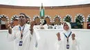 Diketahui, harga bahan bakar pesawat (avtur) mengalami lonjakan, dari Rp 13.656 menjadi Rp 23.551 per liter, sebagai imbas konflik yang terjadi di Timur Tengah. Tampak dalam foto, sepasang suami istri melakukan ritual di replika Ka'bah, saat mengikuti pelatihan di Pusat Pelatihan Manasik Al Mahmudah (AMTC), fasilitas pelatihan Haji yang menampilkan replika situs-situs ziarah utama, di Tangerang Selatan pada 5 April 2026. (YASUYOSHI CHIBA/AFP)