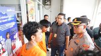 Polisi mengamankan dua orang spesialis perampok minimarket di Kabupaten Bekasi, Jawa Barat, Senin 5 Desember 2022. (Dok. Liputan6.com/Bam Sinuligga)
