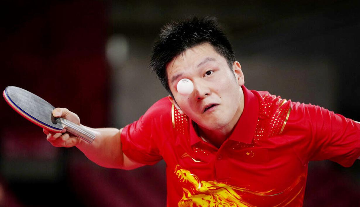 Petenis China, Fan Zhendong, saat bertanding melawan atlet tenis meja Portugal, Marcos Freitas, pada babak 16 besar Olimpiade Tokyo 2020, Selasa, (27/7/2021). (Foto: AP/Kin Cheung)