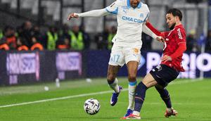 Pemain Lille, Calvin Verdonk (kanan) saat berduel dengan Pierre-Emerick Aubameyang dari Marseille. (Pascal POCHARD-CASABIANCA / AFP)