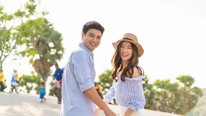 perempuan dan pasangan 26 agustus liburan