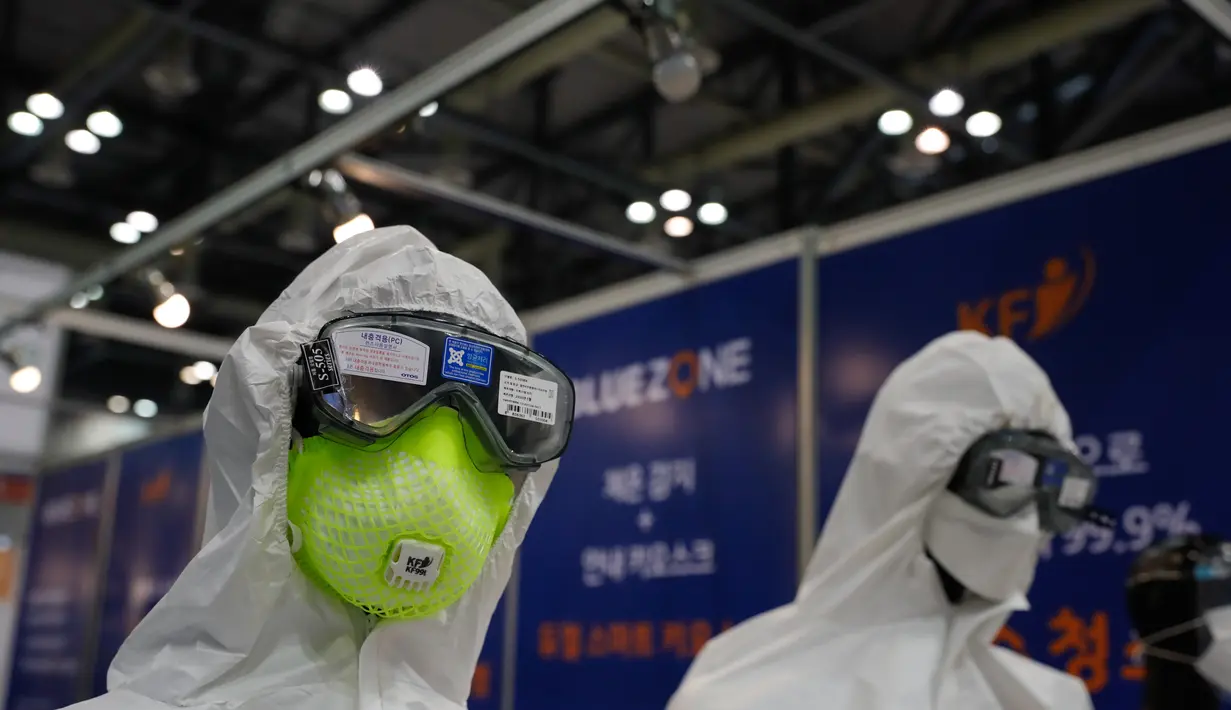 Produk pencegahan epidemi yang dipamerkan dalam Pameran Pertahanan dan Keamanan Korea Selatan (South Korea Defense and Security Expo) 2020 di Korea International Exhibition Center di Goyang, Provinsi Gyeonggi, Korea Selatan (18/11/2020). (Xinhua/Wang Jingqiang)