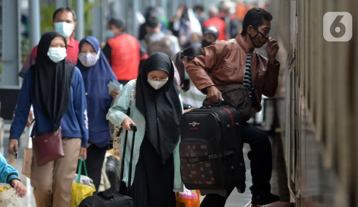 Penumpang menaiki kereta api Bangunkarta jurusan Jakarta-Jombang di Stasiun Senen, Jakarta, Selasa (18/5/2021). Berakhirnya larangan mudik pada 17 Mei 2021, Stasiun Senen ramai oleh pemudik susulan yang hendak berangkat ke kampung halaman di Jawa Tengah dan Jawa Timur. (merdeka.com/Imam Buhori)