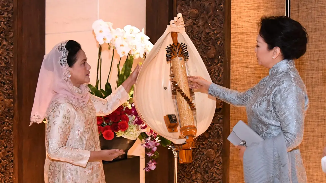 Iriana memberikan Madam Peng alat musik Sasando yang berasal dari Kabupaten Rote Ndao, Provinsi Nusa Tenggara Timur (NTT).