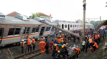 Petugas mengevakuasi rangkaian KRL yang anjlok di perlintasan Kebon Pedes, Bogor, Jawa Barat, Minggu (10/3). Akibat peristiwa tersebut, perjalanan KRL arah Bogor dan sebaliknya dihentikan sementara. (Liputan6.com/Immanuel Antonius)