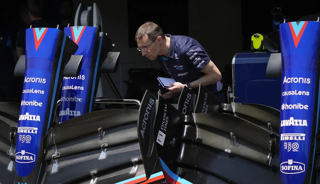 Seorang mekanik bekerja di garasi tim Williams di Sirkuit Baku, Baku, Azerbaijan, Kamis (9/6/2022). Max Verstappen masih berada di puncak klasemen sementara Formula 1 2022 diikuti Charles Leclerc dan Sergio Perez. (AP Photo/Sergei Grits)